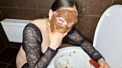 Scatlina 2026 – BUSINESSWOMAN IN THE TOILET